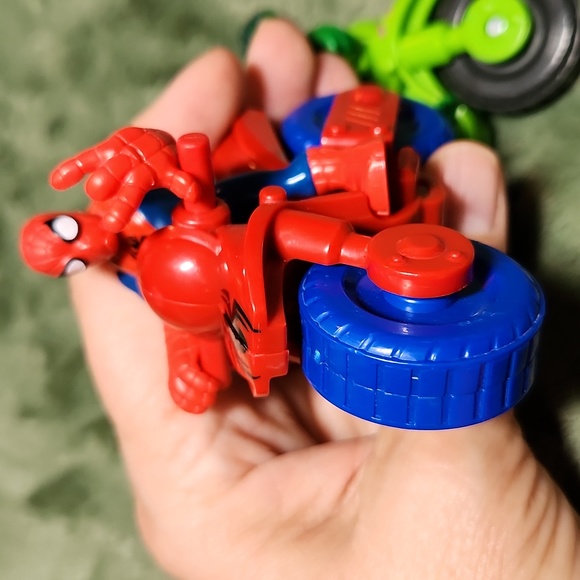 2 super heros, Spiderman and the Hulk on motorcycles, removable - Picture 4 of 5